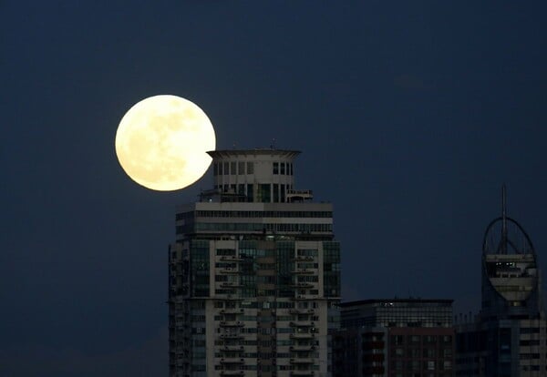 Supermoon: Η μεγαλύτερη Πανσέληνος των τελευταίων 70 ετών φωτίζει τον πλανήτη