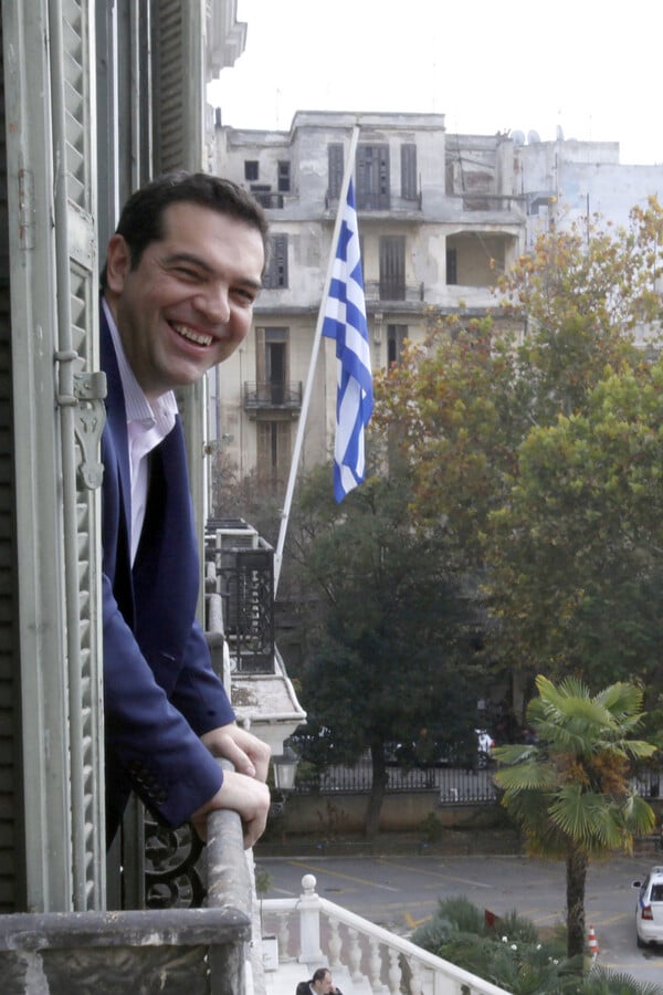 O Τσίπρας εγκαινίασε το νέο του γραφείο στη Θεσσαλονίκη και φωτογραφήθηκε ενώ απολάμβανε τη θέα