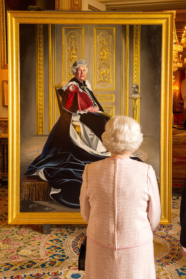 Ενθουσιασμένη η βασίλισσα Ελισάβετ με το νέο της πορτρέτο