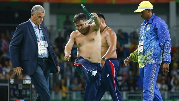 Ρίο: Απίστευτες σκηνές στον τελικό της πάλης- Προπονητές έμειναν με τα εσώρουχα για να διαμαρτυρηθούν