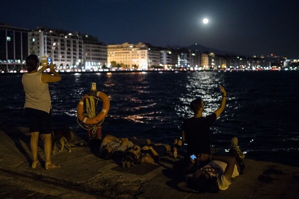 21 σαγηνευτικές φωτογραφίες από την Πανσέληνο του Aυγούστου
