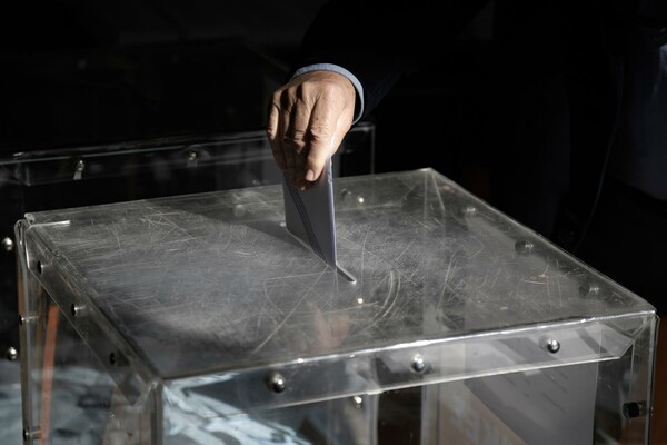 Σε δημόσια διαβούλευση ο νέος εκλογικός νόμος - Απλή αναλογική, ψήφο στα 17 και κατάργηση του μπόνους των 50 εδρών