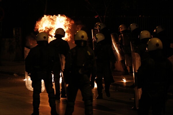 Μολότοφ και χημικά τη νύχτα στο κέντρο της Αθήνας - ΒΙΝΤΕΟ