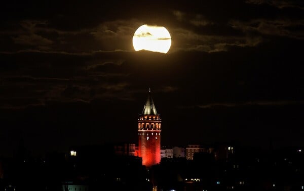 Supermoon: Η μεγαλύτερη Πανσέληνος των τελευταίων 70 ετών φωτίζει τον πλανήτη