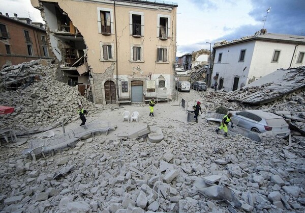 Εικόνες που τρομάζουν από το «πριν» και το «μετά» του καταστροφικού σεισμού στην Ιταλία