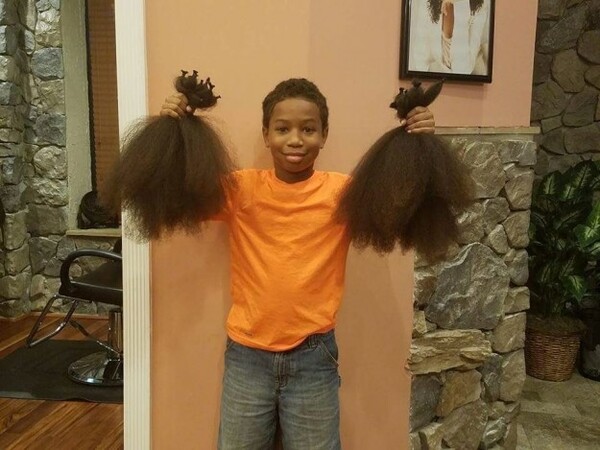 Ο 8χρονος που μάκραινε τα μαλλιά του επί 2 χρόνια για να τα δωρίσει σε παιδιά με καρκίνο