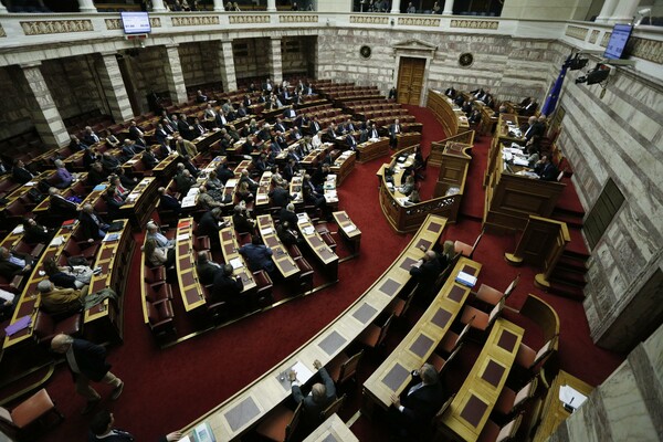 Βουλή: Κατατέθηκε ο κρατικός προϋπολογισμός για το 2017