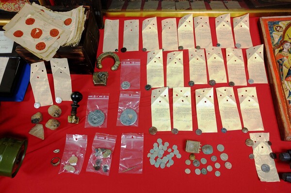 Συνελήφθη 67χρονος αρχαιοκάπηλος με νομίσματα, κοσμήματα, αρχαία αντικείμενα και θρησκευτικές εικόνες