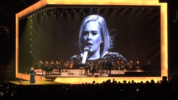 Η Adele αφιέρωσε ολόκληρη συναυλία της στο πρώην ζεύγος Brangelina: "Είναι το τέλος μιας εποχής..."