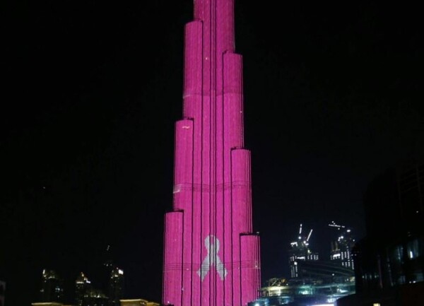 Ντουμπάι: Στα ροζ ο ψηλότερος ουρανοξύστης στον κόσμο σε ένα μήνυμα αφύπνισης για τον καρκίνο του μαστού