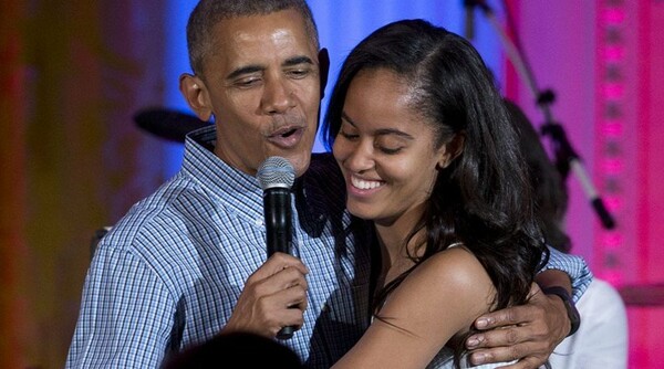 Ο Μπαράκ Ομπάμα τραγουδά το «happy birthday» στην κόρη του στο Λευκό Οίκο