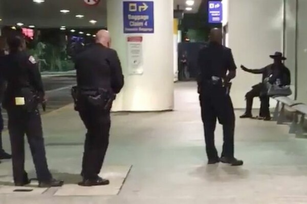 Ένας "Ζορό" έφερε την αναστάτωση στο αεροδρόμιο του Λος Άντζελες