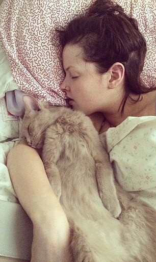 Αυτή η γυναίκα αποκοιμήθηκε μια μέρα στον καναπέ της και ξύπνησε μετά από έξι μήνες