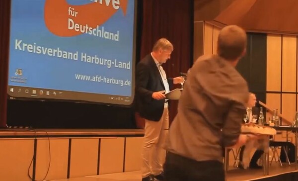 Γερμανία: Έριξαν τούρτα στον πρόεδρο του ακροδεξιού κόμματος «AfD»