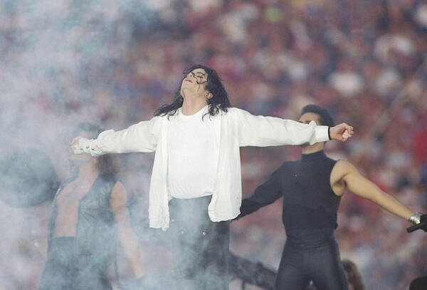 Forbes: O Μάικλ Τζάκσον παραμένει και φέτος ο πιο κερδοφόρος μεταξύ των καλλιτεχνών που έχουν πεθάνει