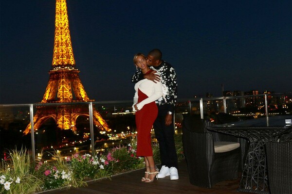 H Beyonce λάτρεψε το Παρίσι, έβαλε το ίδιο φόρεμα με την κόρη της και φωτογραφήθηκαν μπροστά στον Πύργο του Άιφελ