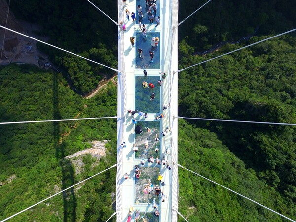 Η πρώτη μέρα της μεγαλύτερης και ψηλότερης γυάλινης γέφυρας του κόσμου