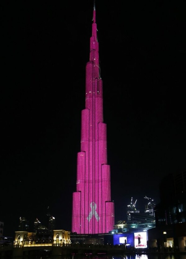 Ντουμπάι: Στα ροζ ο ψηλότερος ουρανοξύστης στον κόσμο σε ένα μήνυμα αφύπνισης για τον καρκίνο του μαστού