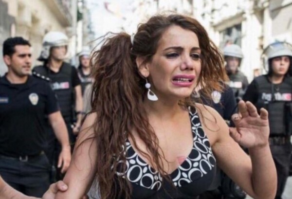 Οργή στην Τουρκία για τη δολοφονία της 22χρονης transgender που βιάστηκε και στη συνέχεια πυρπολήθηκε