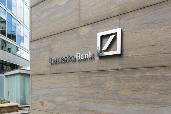 Μεγάλη "βουτιά" της Deutsche Bank παρασύρει τα ευρωπαϊκά χρηματιστήρια-Έσπασε το "φράγμα" των 10 ευρώ η μετοχή της