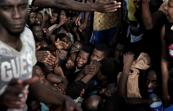 Πατώντας πάνω στους νεκρούς σε μια βάρκα μεταναστών - Οι συγκλονιστικές εικόνες του Άρη Μεσσήνη στη Μεσόγειο