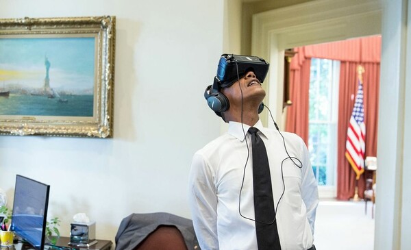 Ο Ζούκερμπεργκ έκανε δώρο γυαλιά εικονικής πραγματικότητας στον Ομπάμα - κι αυτός τα χάρηκε δεόντως