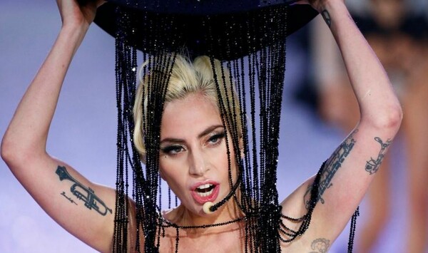1 εκατ. δολάρια κόστος και 45.700 Swarovski για το καπέλο που φόρεσε η Gaga στο σόου της Victoria's Secret