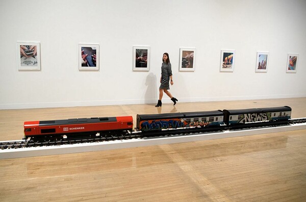 Γιγάντια οπίσθια, ένα τρένο με κατεύθυνση το πουθενά και ανάλογης πνοής έργα διεκδικούν το φετινό Βραβείο Turner