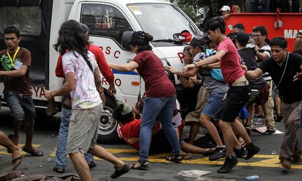 Φιλιππίνες: Φορτηγάκι της αστυνομίας έπεσε επίτηδες πάνω στο πλήθος στη διάρκεια αντιαμερικανικής διαδήλωσης