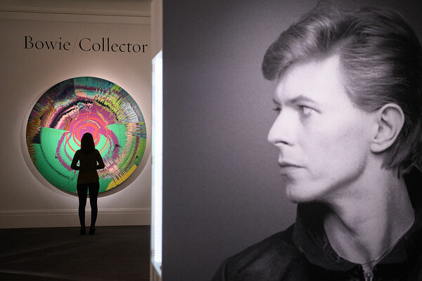 Οι πρώτες φωτογραφίες από την ιδιωτική συλλογή σπάνιων έργων τέχνης του David Bowie