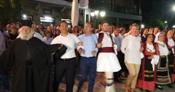 Ο Τσίπρας χορεύει παραδοσιακούς χορούς σε πανηγύρι στο Αθαμάνιο Άρτας