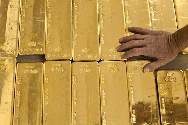 Ανασφάλεια στην Ιταλία λόγω δημοψηφίσματος: Αδειάζουν τους τραπεζικούς λογαριασμούς και αγοράζουν χρυσό στην Ελβετία