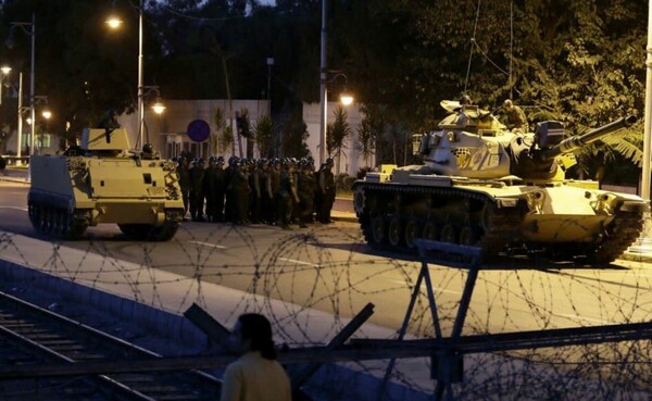 Στρατιωτικό πραξικόπημα στην Τουρκία - Έκλεισαν γέφυρες στο Βόσπορο - Τανκς στους δρόμους