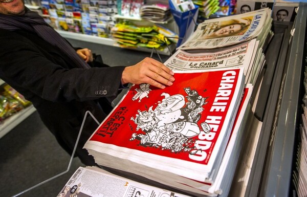 To Charlie Hebdo, κυκλοφορεί στη Γερμανία με την Mέρκελ στην τουαλέτα
