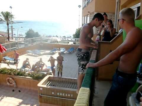 Balconing - Ανησυχία στην Ισπανία για τη μόδα με τους μεθυσμένους που πηδούν στην πισίνα από το μπαλκόνι