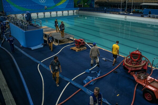 Ρίο: To μυστήριο της πράσινης πισίνας λύθηκε και τώρα αδειάζουν το νερό