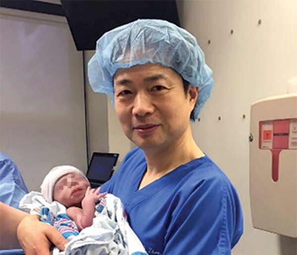 Γεννήθηκε το πρώτο μωρό στον κόσμο με τρεις βιολογικούς γονείς