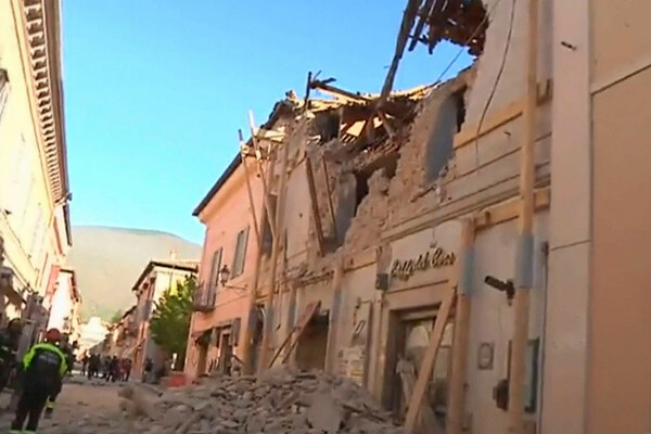 5 εικόνες καταστροφής από το σεισμό στη Norcia