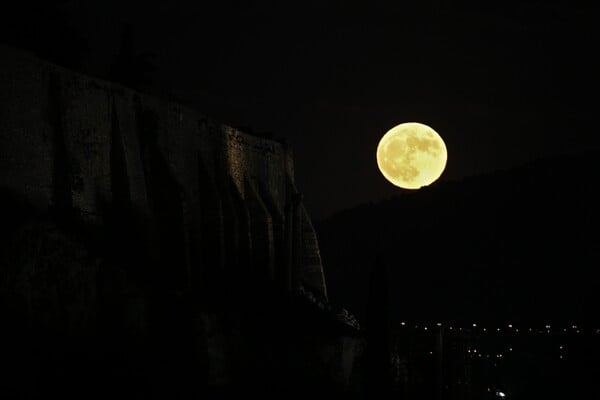 Supermoon: Η μεγαλύτερη Πανσέληνος των τελευταίων 70 ετών φωτίζει τον πλανήτη