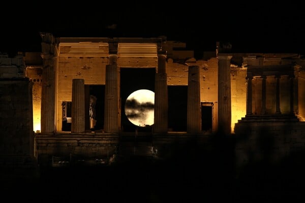 Supermoon: Η μεγαλύτερη Πανσέληνος των τελευταίων 70 ετών φωτίζει τον πλανήτη