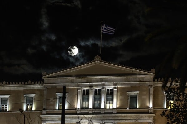 Supermoon: Η μεγαλύτερη Πανσέληνος των τελευταίων 70 ετών φωτίζει τον πλανήτη