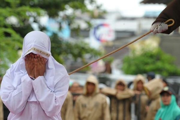 Iνδονησία: 22χρονη μουσουλμάνα μαστιγώθηκε επειδή "ήρθε κοντά με το φίλο της"