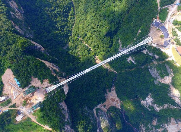 Η πρώτη μέρα της μεγαλύτερης και ψηλότερης γυάλινης γέφυρας του κόσμου
