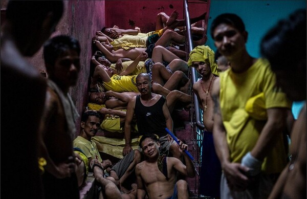 Μέσα σε μία από τις πιο διαβόητες, βρώμικες και υπεράριθμες φυλακές του κόσμου