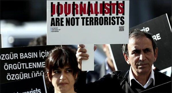 Τουρκία: Προφυλακίστηκαν 17 δημοσιογράφοι για σχέσεις με τον ιμάμη Γκιουλέν