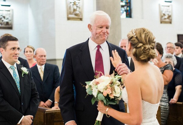 Η νύφη που επέλεξε να την πάει στην εκκλησία ο άνθρωπος που έλαβε την καρδιά του πατέρα της