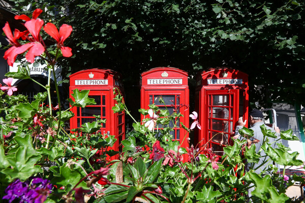 Οι διάσημοι κόκκινοι τηλεφωνικοί θάλαμοι της Μ. Βρετανίας μεταμορφώνονται σε μίνι επιχειρήσεις και βιβλιοθήκες