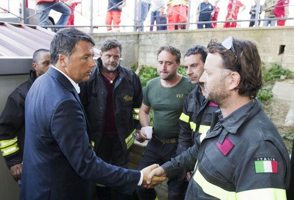 Ο Ρέντσι υπόσχεται την ανοικοδόμηση των περιοχών που ισοπεδώθηκαν από τον φονικό σεισμό στην Ιταλία