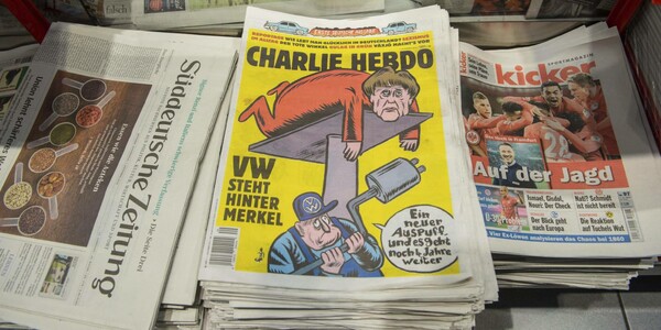 To Charlie Hebdo κυκλοφόρησε στη Γερμανία «χτυπώντας» Μέρκελ και VolksWagen