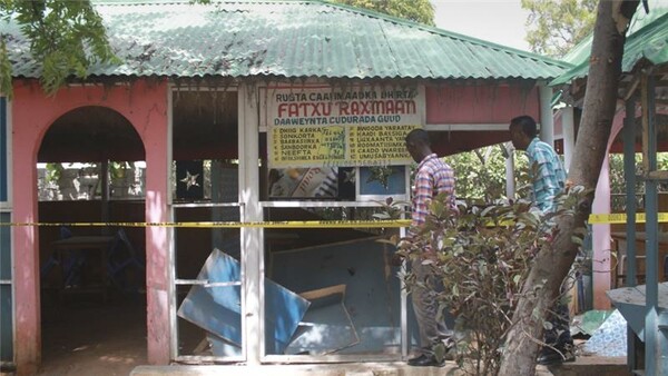 Σομαλία: Παγιδευμένο με εκρηκτικά ι.χ. εισέβαλε σε εστιατόριο - Τουλάχιστον τρεις νεκροί